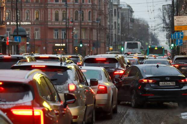 Снегопад в Петербурге вновь вогнал жителей города в многочасовые пробки