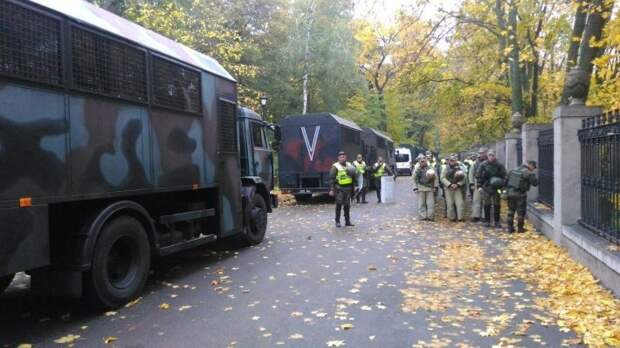 У здания Верховной рады Украины установили пушки перед митингом Саакашвили