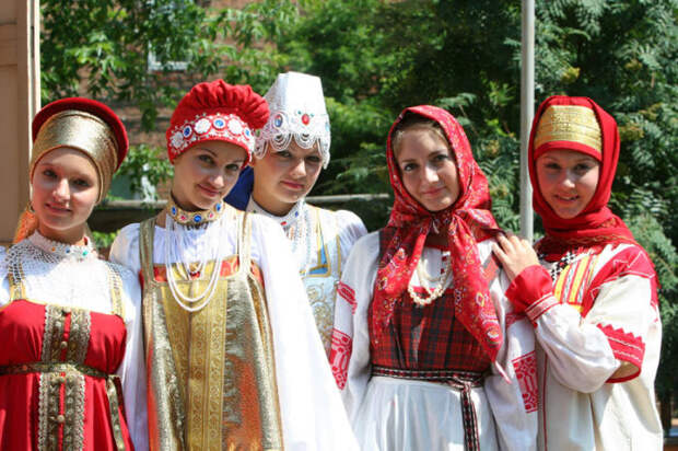 Так выглядят национальные русские костюмы. /Фото: irk.citifox.ru