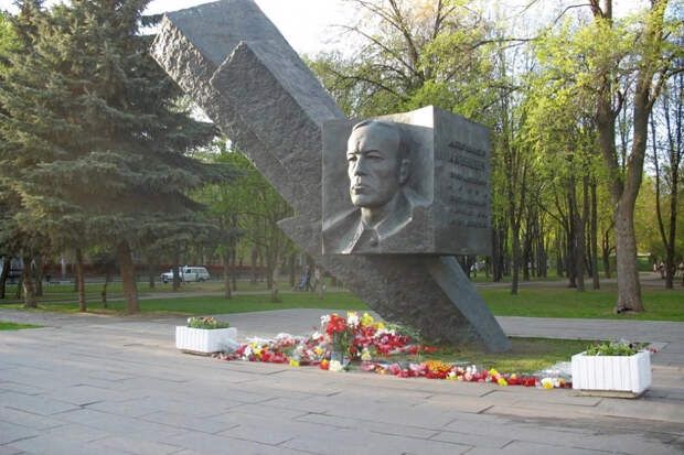 Памятник генералу Карбышеву Москва, бульвар Генерала Карбышева. День Победы, 9 мая 2007 года.
