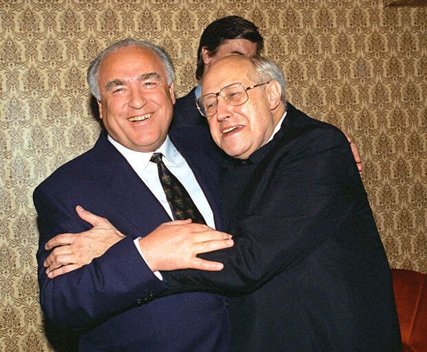 С премьер-министром РФ Виктором Черномырдиным, 1995 год. 