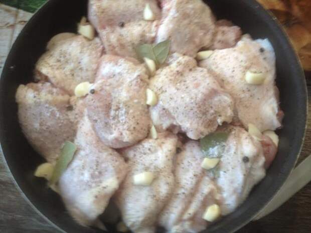 Курицу сверху солю, добавляю перец горошком и молотый, лавровый лист