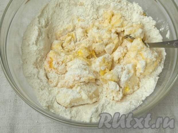 В миску просеять муку вместе с разрыхлителем, всыпать сахар. Перемешать, добавить яйцо, сметану и мягкое сливочное масло.