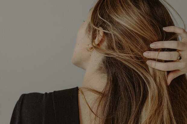 Новогодние причёски: 5 советов от стилистов тем, кто планирует окраску волос