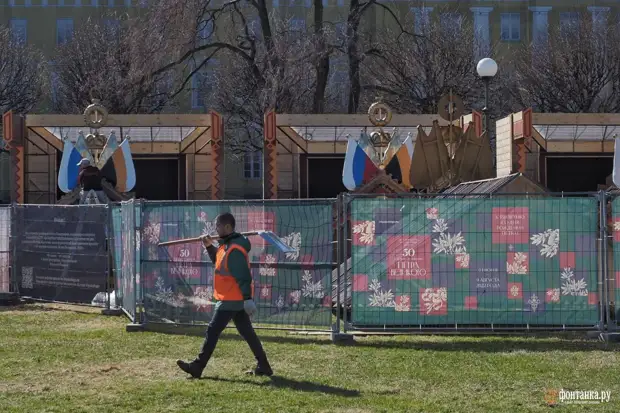 На Марсовом поле строят домики в русском стиле. Это — ко дню рождения Петра I