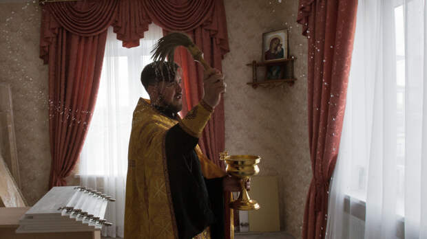 «Ни с какими свечками ходить не нужно»: как освятить квартиру и очистить ее от негатива