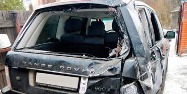 Россиянин, протестуя против британских санкций, разбил кувалдой Range Rover соседа