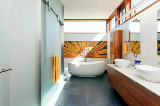 Шикарное панно из мозаики сделает интерьер ванной комнаты неотразимым