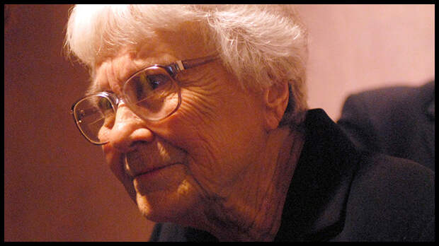 Американская писательница, автор романа «Убить пересмешника» Харпер Ли скончалась 19 февраля в США. Ей было 89 лет. 