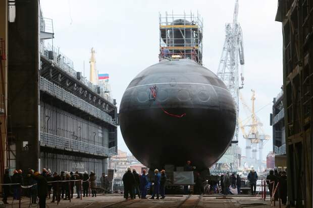 Дизель-электрическая подводная лодка «Новороссийск» во время церемонии спуска на воду на Адмиралтейских верфях в Санкт-Петербурге.