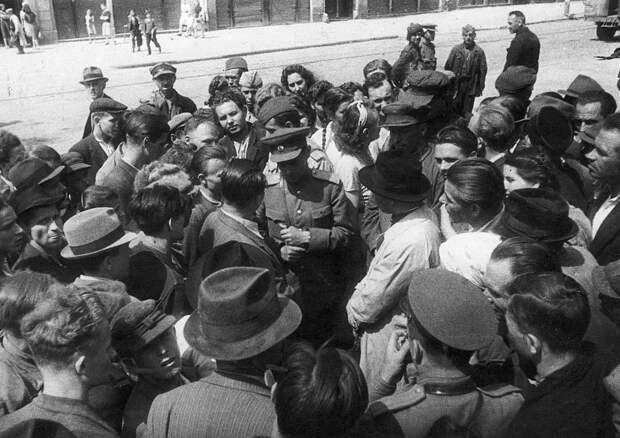 Советский офицер в окружении жителей освобождённого Львова, 1944 г. Фото © Getty Images / Sovfoto / Universal Images Group