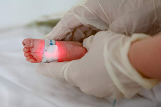 Врач оценила угрозу для жизни младенцев из-за ОРВИ персонала роддомов