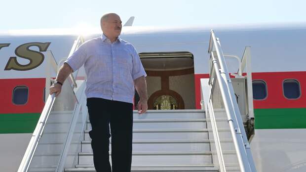 Президент Белоруссии Александр Лукашенко в аэропорту Сочи - РИА Новости, 1920, 09.10.2021