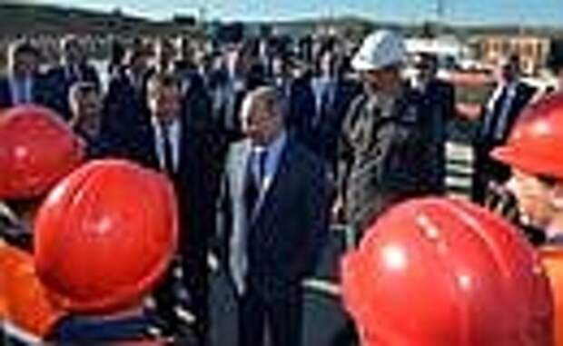 С Председателем Правительства Дмитрием Медведевым (слева) в ходе осмотра участка строительства транспортного перехода через Керченский пролив.