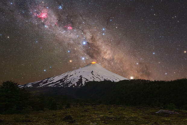 Вулкан Вильяррика в Чили и Галактика