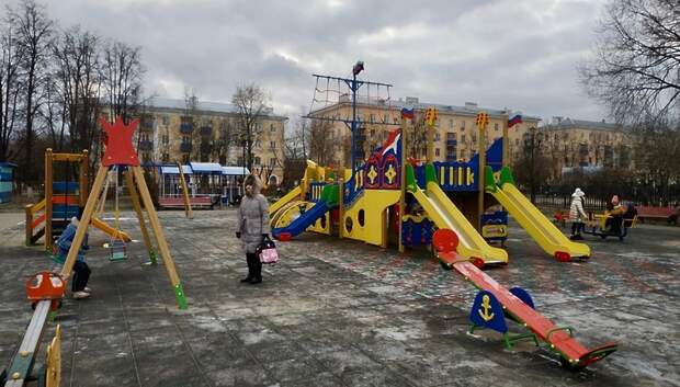 Подрядчик отремонтировал 70 кв м резинового покрытия в детском парке Подольска