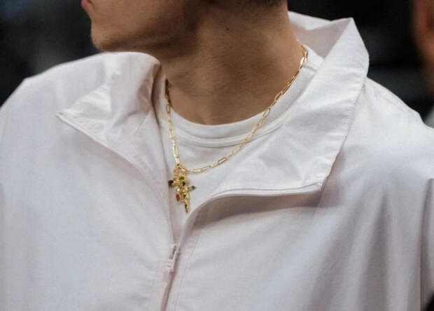 Баскетболист Дёмин снялся на фото с двойным крестом с камнями на мачте NBA