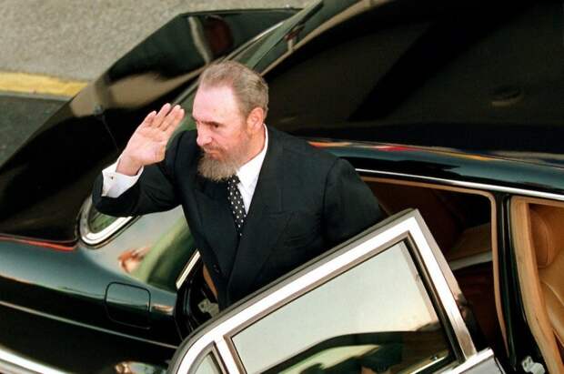 Фидель выходит из Mercedes-Benz W126 перед встречей с Папой Римским Фидель Кастро, авто