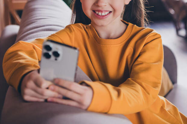 Врач Хатшуков: подросткам не стоит сидеть в телефоне больше трех часов в день