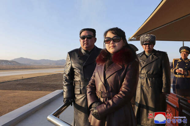 ЦТАК: Ким Чен Ын с дочерью открыли новую улицу в Пхеньяне
