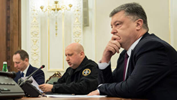 Президент Украины Петр Порошенко и секретарь Совета национальной безопасности и обороны Александр Турчинов во время заседания Совета национальной безопасности и обороны в Киеве. 15 марта 2017 года