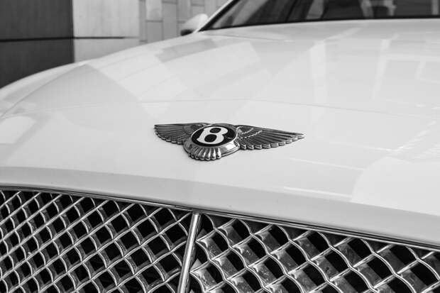 Компания Bentley представила обновленные модели Continental GT и GTC Speed с гибридным силовым агрегатом V8 мощностью 779 л.с