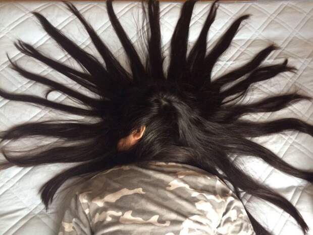 Знаете такое состояние, когда ты не просыпаешься, что бы вокруг не происходило. Юноша из Японии так завидовал своей сестре, которая умеет крепко спать, независимо от окружающих событий, что стал собирать из ее волос волос картины. волосы, прическа, сестра, сон