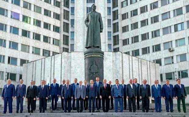 На фото: директор Службы внешней разведки РФ (СВР) Сергей Нарышкин (в центре) на церемонии открытия памятника Феликсу Эдмундовичу Дзержинскому на территории штаб-квартиры Службы внешней разведки РФ, 11 сентября 2023 года.