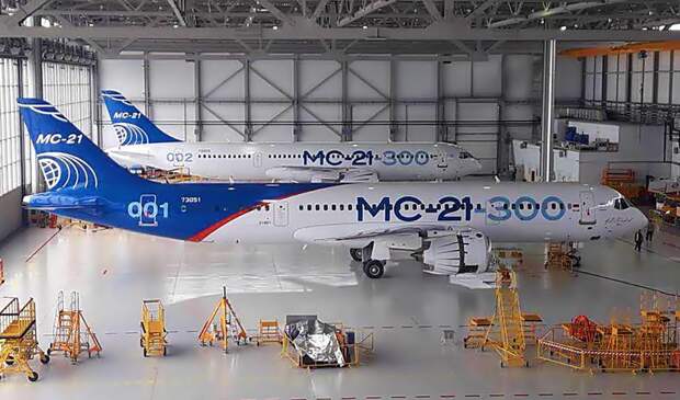 Два первых опытных лайнера МС-21-300 в ангарах ЛИИ в Жуковском