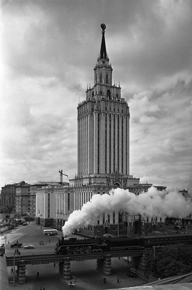 Гостиница «Ленинградская», паровоз, 1960-е годы