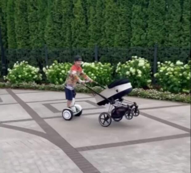 Альбина Джанабаева показала гонки 7-летнего сына с коляской