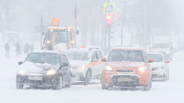 Москвичей попросили не рисковать: в столице объявили "оранжевый" уровень опасности из-за мощного снегопада