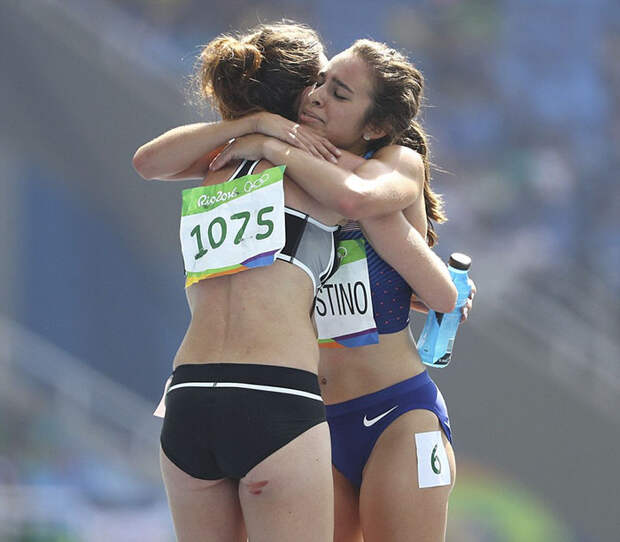 rio-olympics-runners-help-each-other-abbey-dagnostino-nikki-hamblin-14