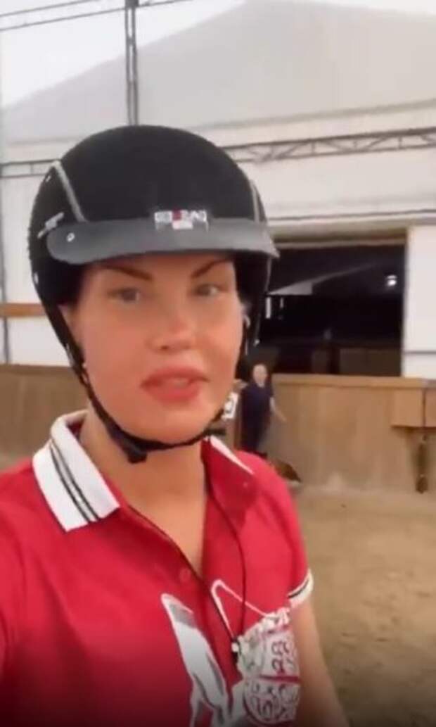 Камалия катается на лошадях