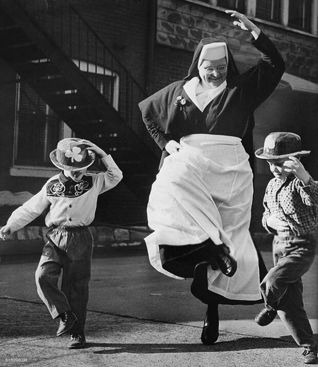 26. Монахиня танцует с детьми в День святого Патрика, Ирландия, 1964 год детство, прошлое, фотография