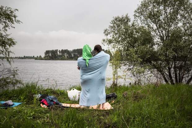 Фото: Нильс Акерманн / Lundi13 Белый ангел: Нильс Акерманн о любви и скуке рядом с Чернобыльской АЭС. Швейцарский фотограф Нильс Акерманн. Пара смотрит на реку, укутавшись в покрывало. Интернет-журнал birdinflight.com.