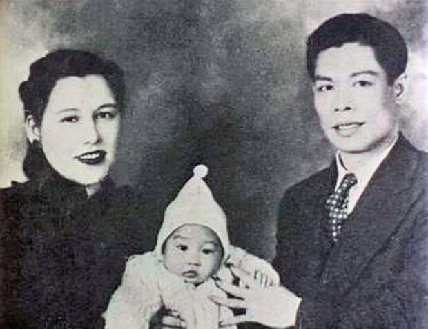 Брюс Ли с родителями. 