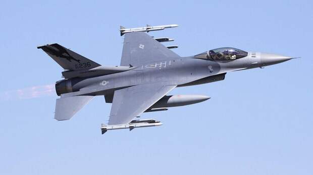 Нидерланды начнут поставку истребителей F-16 Украине осенью 2024 года