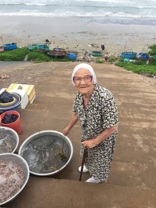89-летняя российская пенсионерка путешествует по Вьетнаму 89-летняя российская пенсионерка путешествует по Вьетнаму