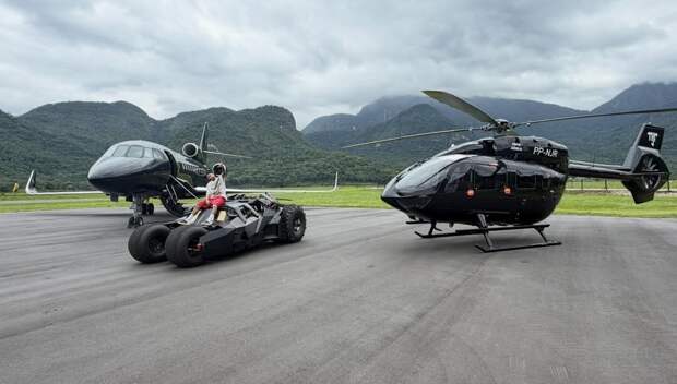 «Мечты сбываются ». Неймар сфотографировался с Бэтмобилем за 1,5 млн долларов, самолетом и вертолетом