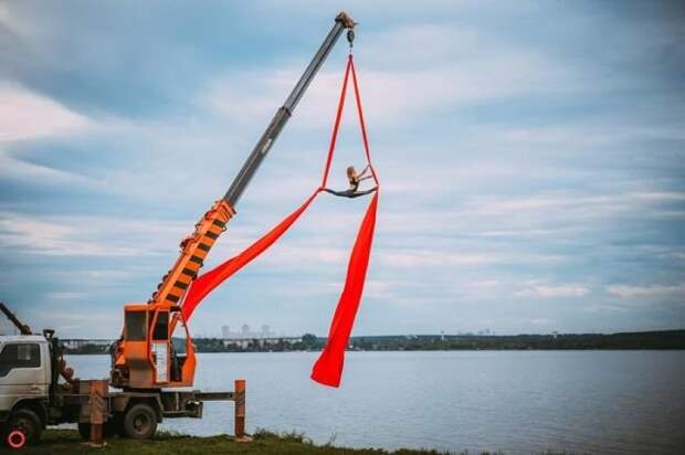 10 гимнасток устроили эффектную фотосессию с подъемным краном
