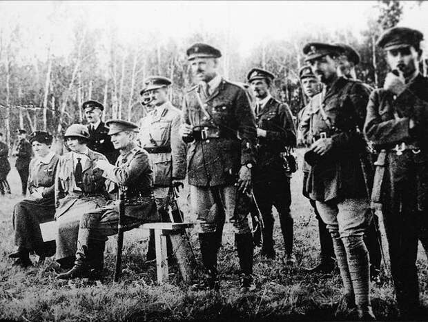 А. В. Колчак и британские офицеры (включая А. Нокса, главу военной миссии).