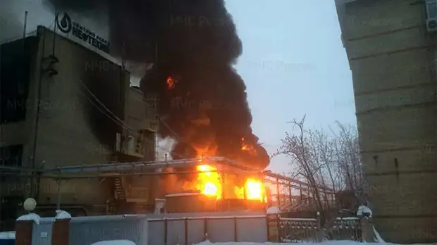 МЧС увеличило группировку сил для тушения пожара на заводе в Уфе