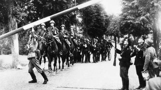 Немецкие солдаты проходят пограничный пост у Данцига (Гданьск)