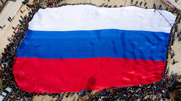 Под трёхцветным русским флагом