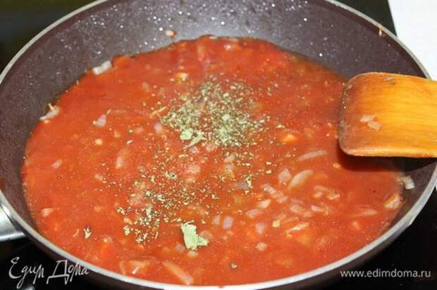 Добавить немного воды, 50-80 мл, слегка посолить, поперчить, добавить сухой базилик, потушить 5 минут.