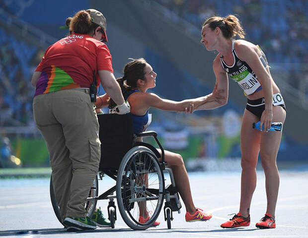 rio-olympics-runners-help-each-other-abbey-dagnostino-nikki-hamblin-15
