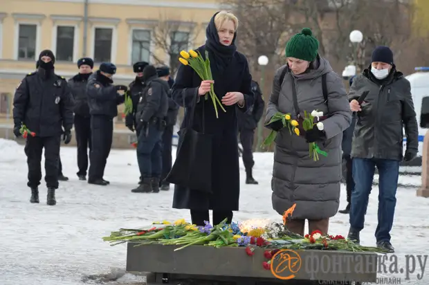 Петербурженки почтили борцов за мир у Вечного огня. И приобщили к этому полицейских