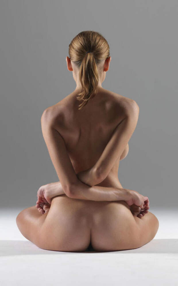Йога в стиле ню от фотографа Peter Hegre