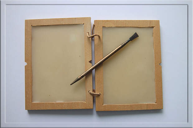 Вощёные таблички использовались уже в древние времена. Эта, со своим стилусом является копией римской. Вощёные таблички использовались уже в древние времена. Эта, со своим стилусом является копией римской.